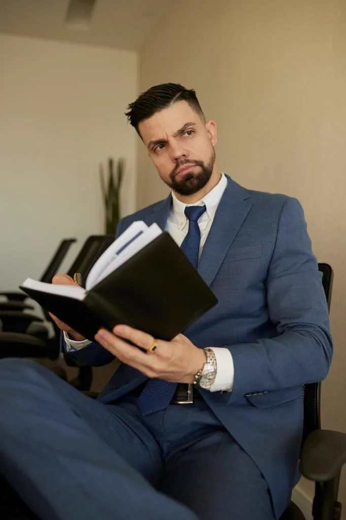 Dr. Rodrigo Badu durante atividade no escritório